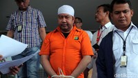 Irwannur Latubual dihadirkan dalam jumpa pers di Polda Metro Jaya, Jakarta, Selasa (5/11/2019).