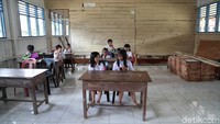 Bangunan sekolah SDN 006 Krayan sedang dalam tahap renovasi. Tak heran di ruang kelas sekolah tersebut terdapat sejumlah bahan bangunan keperluan untuk renovasi sekolah tersebut.