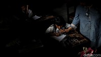 Di Sekolah Darurat Kartini tak hanya diajarkan pendidikan seperti di sekolah formal, mereka juga diajarkan keterampilan memasak, menjahit dan keterampilan lainnya.