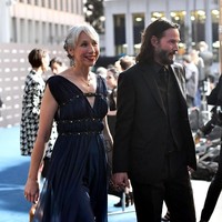 Seperti sepasang kekasih yang saling jatuh cinta, mereka muncul sambil bergandengan tangan. (Foto: Getty Images)