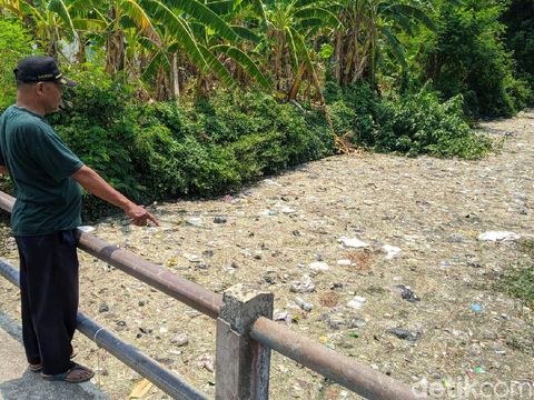 Sungai Ledeng di Mojokerto yang penuh sampah/