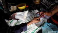 Garam gunung ini pun dijual dengan harga Rp 50 ribu per kilogramnya. Bagaimana, penasaran ingin mencoba?