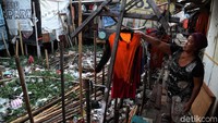 Selain itu, pemerintah juga akan melengkapi upaya penurunan angka kemiskinan dengan tetap menyalurkan bantuan sosial kepada masyakarat miskin agar lebih tetap sasaran.