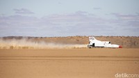 Di setiap tes kecepatannya Bloodhound secara bertahap meningkatkan kecepatan dalam kelipatan 80 km per jam dengan tujuan untuk mencapai lebih dari 800 km per jam. Setelah mencapai 537 km per jam, Bloodhound LSR mencapai 611 km per jam dalam tes selanjutnya. Kecepatan 611 km per jam itu diraih dalam waktu 27 detik! (Bloodhound)