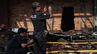 Polisi melakukan olah tempat kejadian perkara.
