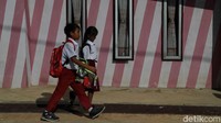 Anak-anak di kawasan itu pun tak perlu lagi khawatir kesulitan belajar di malam hari. Pasalnya, listrik yang menerangi lampu-lampu rumah siap menemani anak-anak tersebut belajar dan menggapai impian mereka di masa depan.