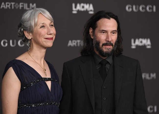 Keanu Reeves mengejutkan publik ketika pertama kalinya menggandeng pacar baru di acara LACMA Art + Film di Los Angeles, AS. Sosok Alexandra Grant yang tak datang dari kalangan selebriti tentu langsung jadi perhatian.Foto: Getty Images