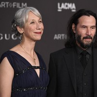 Keanu Reeves mengejutkan publik ketika pertama kalinya menggandeng pacar baru di acara LACMA Art + Film di Los Angeles, AS. Sosok Alexandra Grant yang tak datang dari kalangan selebriti tentu langsung jadi perhatian.Foto: Getty Images