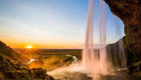Air terjun Seljalandsfoss memiliki sebuah gua luas di balik rintikan airnya. Dari dalam gua, pemandangan yang dihasilkan sunggulah berbeda. (iStock)