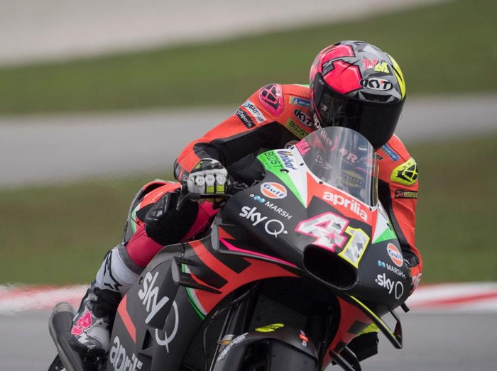 KUALA LUMPUR, MALAYSIA - NOVEMBER 02:  Aleix Espargaro of Spain and Aprilia Racing Team Gresini  heads down a straight during the MotoGP of Malaysia - Qualifying at Sepang Circuit on November 02, 2019 in Kuala Lumpur, Malaysia. (Photo by Mirco Lazzari gp/Getty Images)