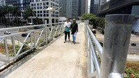 Warga juga mengaku ketika melintas di JPO yang seharusnya nyaman bagi warga, kondisinya malah panas akibat JPOnya tidak memiliki atap.