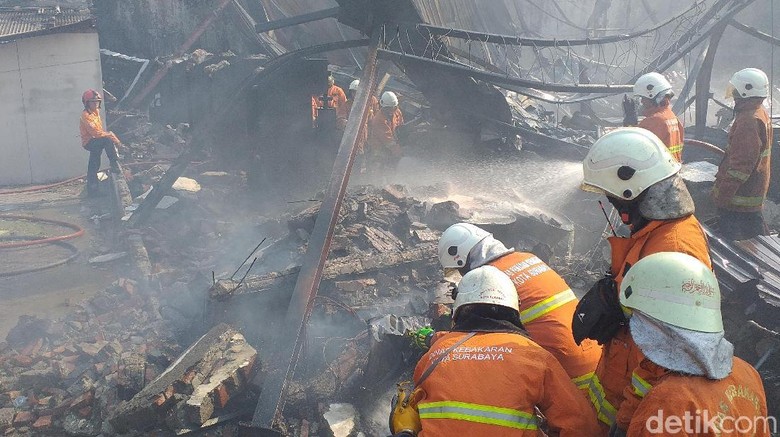 Terbakar Hebat, Pabrik Tinta di Surabaya Ambruk Terbakar Hebat, Pabrik Tinta di Surabaya Ambruk