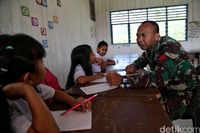  TNI mengajar di SD Krayan (Pradita/detikcom)