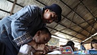 Selain pendidikan di sekolah, ibu guru kembar juga menekankan pentingnya peran orang tua memberikan pendidikan dan pengetahuan. Karena banyak kasus pelecehan seksual anak usia dini terutama anak perempuan.
