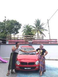 Kisah Wanita Hadiahi Suami Mobil Rp 843 Juta Setelah Sukses Jualan Ayam