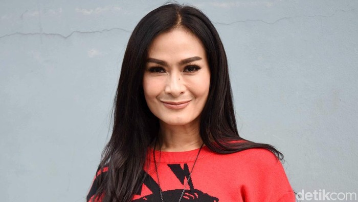 Iis Dahlia saat ditemui di studio Trans TV.