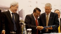 Bacelius Ruru pernah menjabat sebagai Komisaris Utama PT Perusahaan Pengelola Aset (Persero) (2004 - 2008), Komisaris Utama PT Telekomunikasi Indonesia Tbk (2001 - 2004), Komisaris Utama PT Bursa Efek Indonesia (2001 - 2008), dan Sekretaris Kementerian Badan Usaha Milik Negara(BUMN) (2001 - 2004). Dia juga pernah menjabat Deputi Menteri Negara /Deputi Kepala Badan Penanaman Modal dan Pembinaan BUMN Bidang Pengawasan dan Pengendalian, Kantor Menteri Negara BUMN (2000 - 2001)