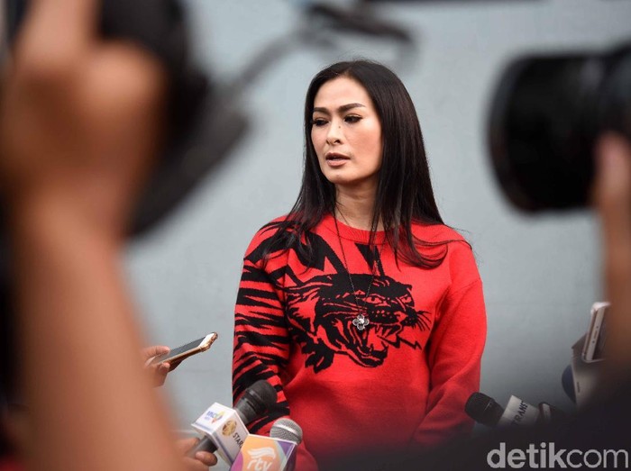 Iis Dahlia saat ditemui di studio Trans TV.