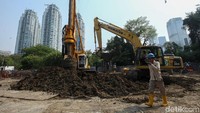 Sejumlah alat berat sudah terlihat di lokasi proyek.
