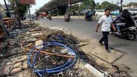 Warga melintasi Jalan Salemba, Jakarta, yang nampak dipenuhi berbagai instalasi kabel di salah satu sisi jalan, Selasa (5/11/2019).