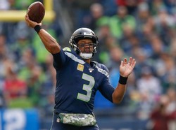 Selanjutnya ada Russell Wilson. Juga berkarier di NFL, Wilson mengantongi pendapatan 80,4 juta euro (Rp 1,248 triliun) di 2019. (Otto Greule Jr/Getty Images)