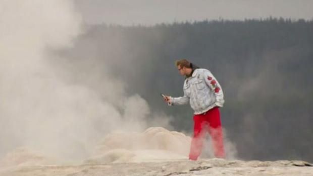 Bahaya! Turis Ini Menantang Maut di Dekat Geyser Mendidih