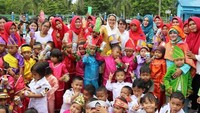 Ivo banyak melakukan aktivitas sosial. Seperti ketika ia ikut senam bersama anak-anak PAUD dan TK. Ivo mendukung kampanye agar anak-anak cukup minum air agar tubuhnya sehat. Foto: Instagram yulistraivo
