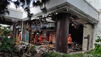 Plafon bagian depan gedung hangus terbakar.