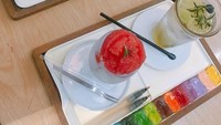 Foto: Instagram @appleorangez10. Satu lagi kafe bergaya artsy bernama Peach Grey yang berlokasi di Seoul dengan menyajikan hidangan manis sambil menaruh kuah dan cat warna untuk melukis, dekorasi kafe ini juga penuh dengan suasana yang artsy.