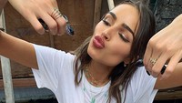 Usai menjalani pemotretan, Olivia Culpo main di penangkaran penyu di Bali. Dok. Instagram/oliviaculpo