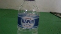 Jadi sebenarnya ini air mineral atau air kapur nih. Mereknya kafur, mudah-mudahan tidak rasa kapur ya airnya. Foto: istimewa