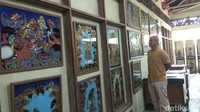 Wayang kulit tersebut, selain ada yang dipanjang dengan cara ditempel, ada juga yang disimpan dalam kotak wayang.  (Eko Susanto/detikcom)