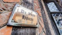 Rumah ini disebut De Vere House. Untuk menginap di sini, traveler harus mengeluarkan uang sebanyak $142 atau sekitar Rp 1.986.000 (Airbnb)