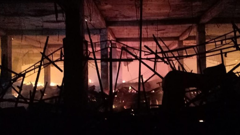Damkar Jakut: Gedung Hailai yang Terbakar Bekas Arena Boling Damkar Jakut: Gedung Hailai yang Terbakar Bekas Arena Boling
