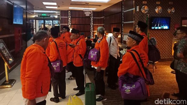 Marbut dan majelis taklim DKI tiba di Madinah.