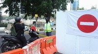 Penutupan jalan tersebut dilakukan untuk pengerjaan LRT Jakarta.