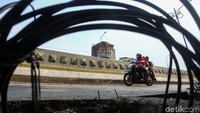 Kabel-kabel semrawut yang belum dirapikan tersebut nyatanya merusak pemandangan di kawasan tersebut. Pasalnya kabel-kabel tersebut dibiarkan begitu saja di pinggir jalan.