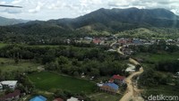 Menariknya, kawasan yang berada di perbatasan antara Indonesia dengan Malaysia ini tak berada di pinggir laut, melainkan di dataran tinggi. Garam olahan dari Krayan ini pun dikenal dengan sebutan garam gunung.