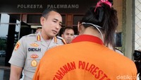 Sutina melakukan aksinya saat bekerja di rumah mantan Wagub Palembang Ishak Mekki. Sutina merupakan baby sitter di rumah Ishak Mekki.