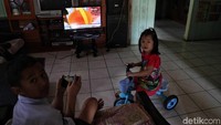 Listrik membuat warga dapat menikmati hiburan melalui televisi maupun telepon genggam. Terlebih jaringan internet pun sudah mulai masuk ke kawasan tersebut.