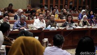 Menkes Terawan nampak serius mendengarkan pemaparan dari Komisi IX DPR terkait dengan kenaikan iuran BPJS Kesehatan.
