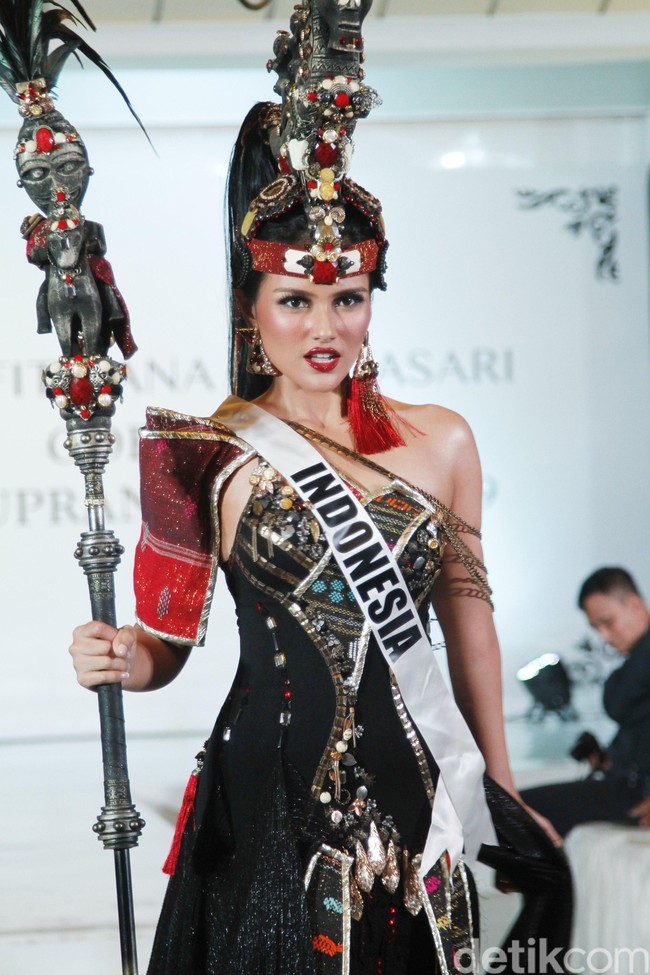 Kostum ini hadir lengkap dengan tongkat dan hiasan kepala. “Yang ada di kepalaku ini ceritanya tempat obat yang memang di Batak sana itu ini merupakan sesuatu yang penting. Jadi ini tuh melambangkan bahwa Boru ni Raja ini adalah sosok perempuan yang kuat. Nah makanya itu di sini juga melambangkan semua tradisi yang ada di Batak itu disatukan semuanya dalam kostum ini,” jelas Jessica. Foto: Muhammad Abduh/Detikcom