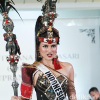 Kostum ini hadir lengkap dengan tongkat dan hiasan kepala. “Yang ada di kepalaku ini ceritanya tempat obat yang memang di Batak sana itu ini merupakan sesuatu yang penting. Jadi ini tuh melambangkan bahwa Boru ni Raja ini adalah sosok perempuan yang kuat. Nah makanya itu di sini juga melambangkan semua tradisi yang ada di Batak itu disatukan semuanya dalam kostum ini,” jelas Jessica. Foto: Muhammad Abduh/Detikcom