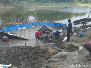 Peluru Aktif dan Koin Kuno Ditemukan dari Perahu Baja di Bengawan Solo