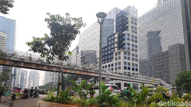 JPO di Sudirman Tak Beratap Demi Lihat Pemandangan, Apa Kata Pejalan Kaki?
