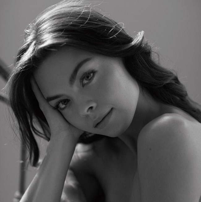 Cooper dan aku sangat senang memberitahukan bahwa kami sudah menikah secara legal. Kami menanti rencana kami menikah beberapa bulan lagi di mana kami akan merayakannya dengan teman dan keluarga kami. Aku mencintaimu, Cooper. Aku bangga bisa berdiri di sampingmu, sebagai pasanganmu, temanmu, dan istrimu. Aku tidak sabar untuk membangun kehidupan bersamamu. Hatiku sangat penuh dan sangat bersyukur untuk cinta kita, tulisnya di Instagram. Foto: Instagram @scarleybyrne