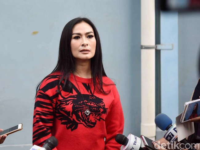 Iis Dahlia dan Suami Dirugikan Gara-gara Harley Ari Askhara