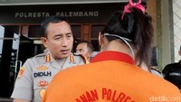 Sutina mengaku malu karena bayinya lahir tanpa ayah. Dia mengatakan pacar yang menghamilinya kabur dan tak mau bertanggung jawab.