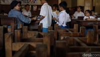 Tujuan ujian nasional agar mereka memiliki ijazah dan dapat bekerja.