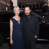 Untuk acara tersebut, Keanu yang kini berwajah berewokan tampak gagah dalam balutan setelan hitam. Sementara Alexandra memilih gaun biru navy bersiluet empire yang dihiasi lilitan tiga sabuk berdetail embellishment. (Foto: Getty Images)